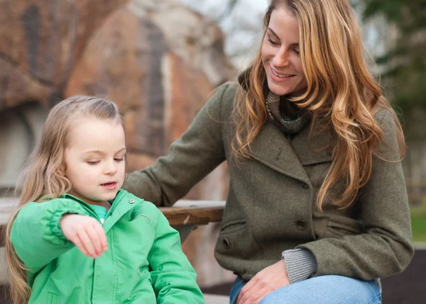 Little girl storytelling to her mom — Stock Photo, Image