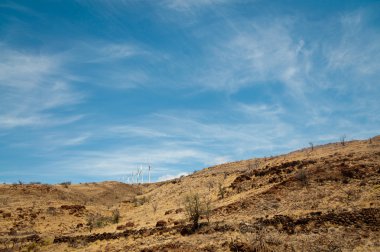 satır kuru bir tepe üzerinde rüzgar türbinleri