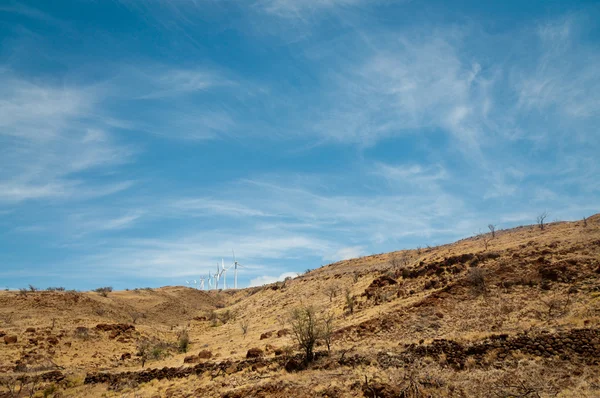 Reihe von Windrädern auf einem trockenen Hügel — Stockfoto