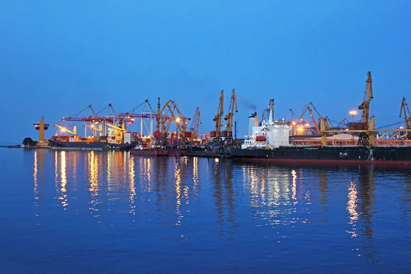 Seehafen bei Nacht mit Lichtreflexionen auf Meerwasser — Stockfoto