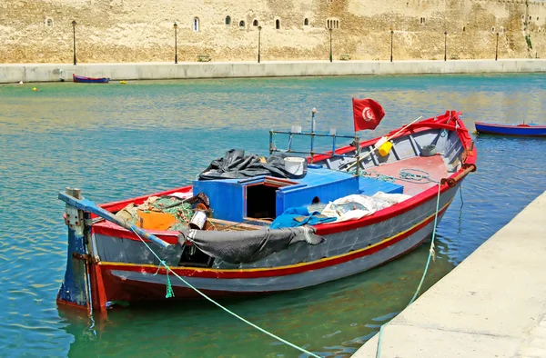 Barco perto do forte de Bizerte, Tunísia — Fotografia de Stock