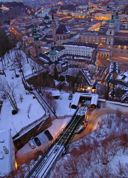 Vista del funicular y Salzburgo desde el Castillo de Hohensalzburg, Austri —  Fotos de Stock