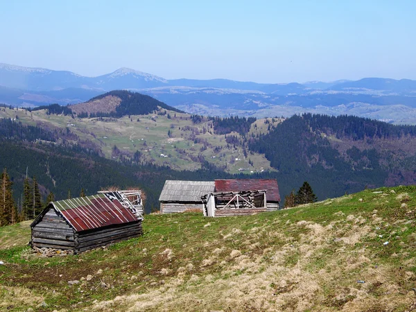 Ländliche Landschaft mit Dorfhäusern und Bergen — Stockfoto