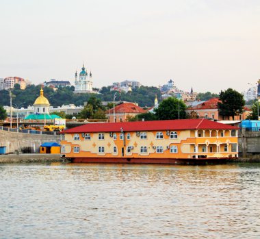 Sarı evler Kiev'deki yüzen