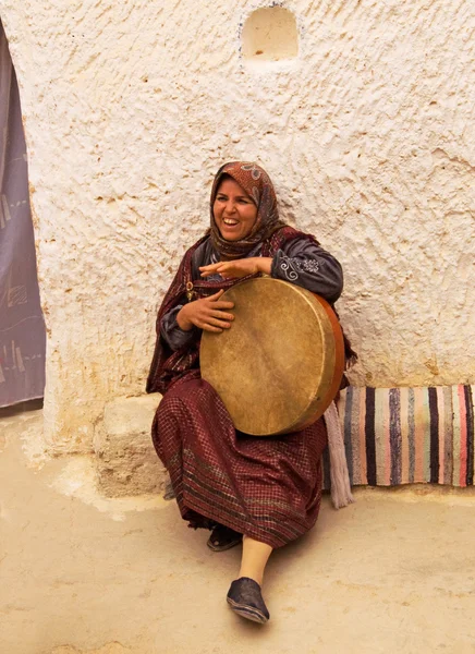 Tunisian woman plays the drum — Stock Photo, Image