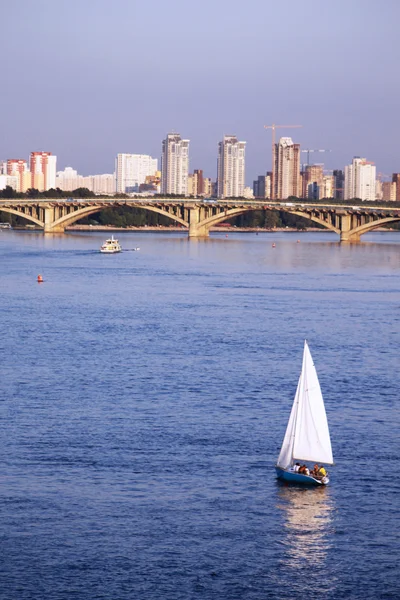 Most i jacht w Kijowie, Ukraina — Zdjęcie stockowe