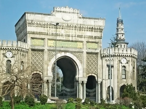 Puerta principal histórica de la Universidad de Estambul en Estambul, Turquía —  Fotos de Stock