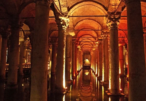 Cisterna della basilica sotterranea. Serbatoio d'acqua bizantino costruito dall'imperatore Ju — Foto Stock