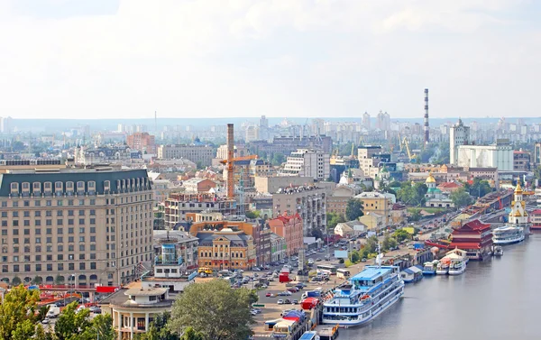 Kiev Bussines und Industrie Stadtlandschaft auf Fluss und Gebäude — Stockfoto