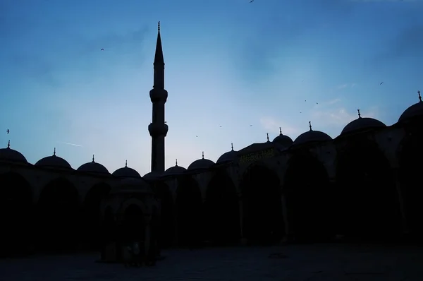 Silhouette des Hofes der blauen Moschee Silhouette während des Sonnenuntergangs in Istanbul — Stockfoto