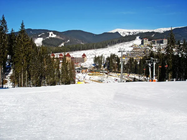 Ski track of Bukovel resort, montanhas dos Cárpatos, Ucrânia — Fotografia de Stock