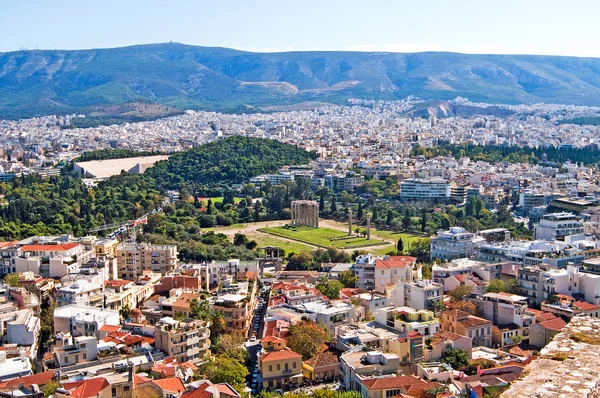 Blick vom Akropolis-Hügel auf den Tempel der olympischen Zeus und Athens, Griechenland — Stockfoto