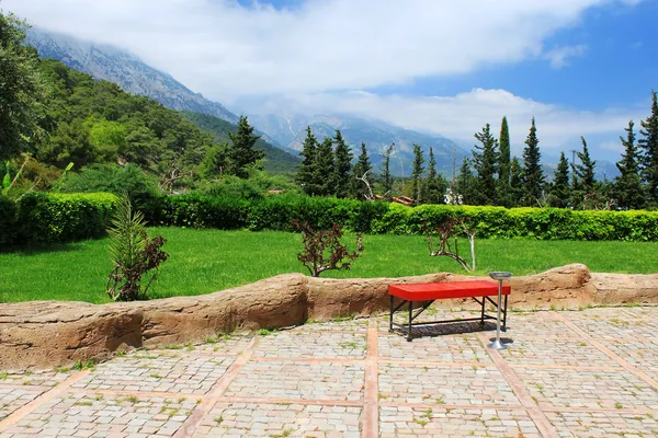 Banco de madeira do parque no jardim - área de fumagem — Fotografia de Stock