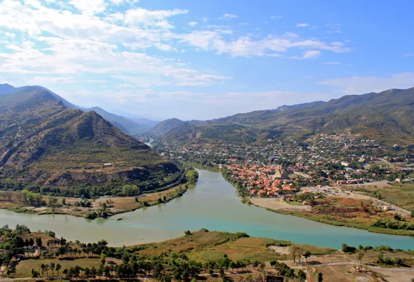 Cruce del río en las montañas y el fondo del cielo —  Fotos de Stock