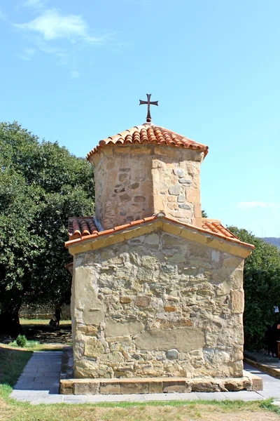 Pequena capela na Igreja Ortodoxa Samtavro, Geórgia — Fotografia de Stock