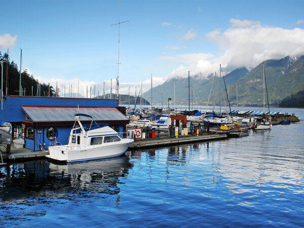 Причал с лодками
