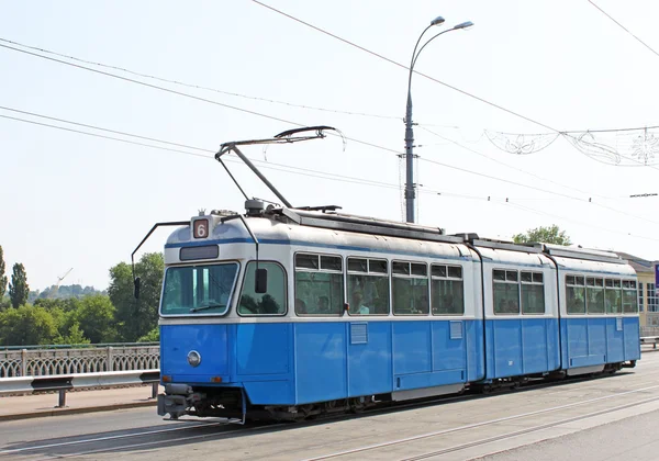 Sokakta eski bir tramvay — Stok fotoğraf