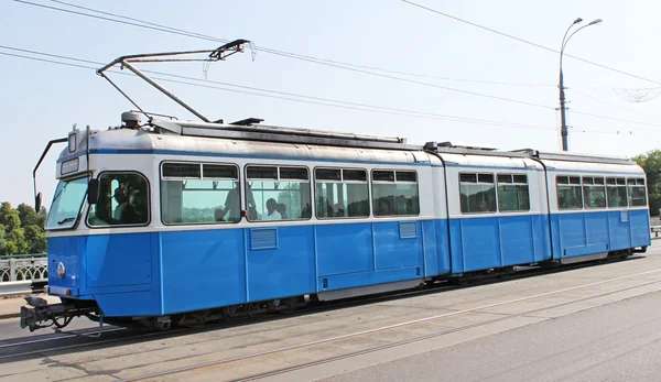 Sokakta eski bir tramvay — Stok fotoğraf
