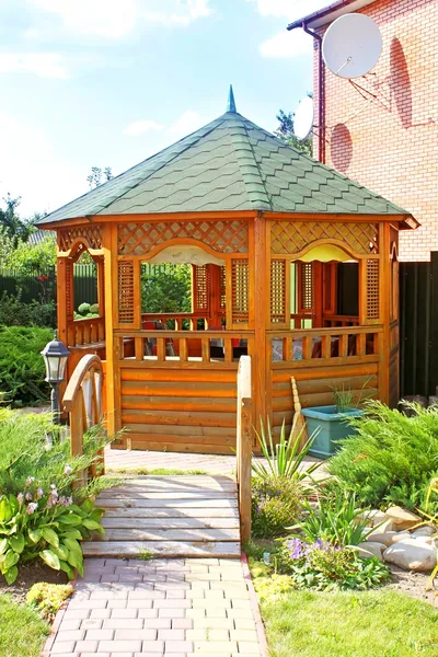 Gazebo in het park Stockfoto