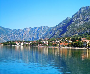 güzel manzara ile Akdeniz kasabası - kotor Körfezi