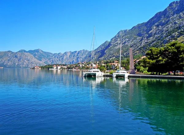 Schöne Landschaft mit mediterraner Stadt - Kotor-Bucht — Stockfoto