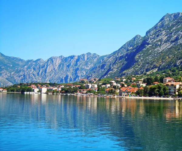 Beau paysage avec ville méditerranéenne - baie de Kotor — Photo