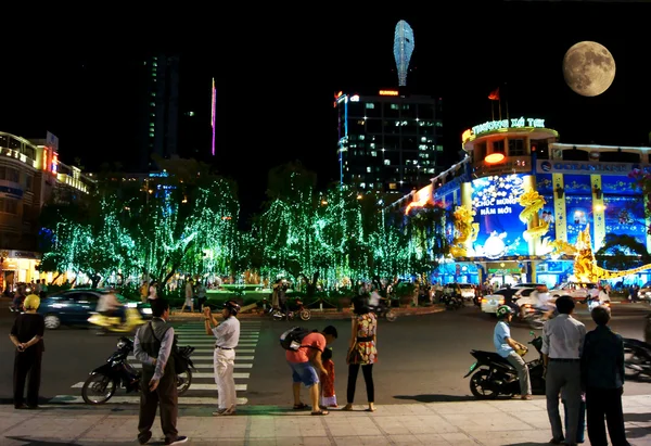 Están caminando por la noche el 18 de enero en Ho Chi Minh City, Vietnam — Foto de Stock
