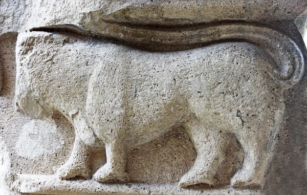 Del av kolumn (lion) i gamla ortodoxa kloster Gelatiklostret nära Kutaisi - Georgien. UNESCO plats — Stockfoto