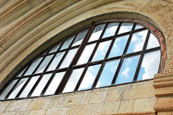 Fenster des alten orthodoxen Klosters Gelati in der Nähe von Kutaisi - Georgien. UNESCO-Platz — Stockfoto