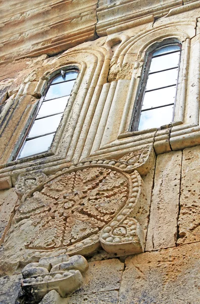 Fönster av gamla ortodoxa kloster Gelatiklostret nära kutaisi - Georgien. UNESCO plats — Stockfoto