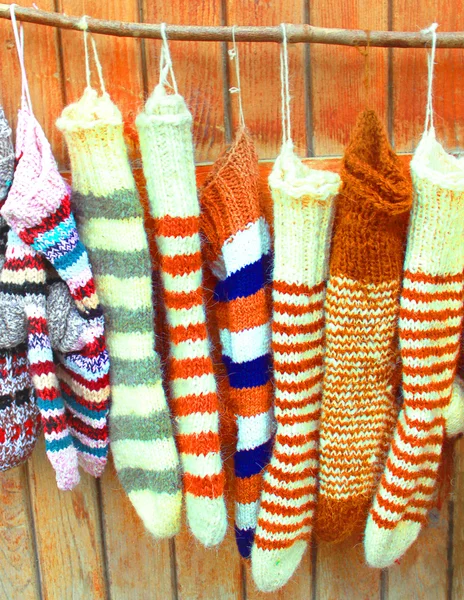 Шерстяные носки ручной работы, висящие на веревке — стоковое фото