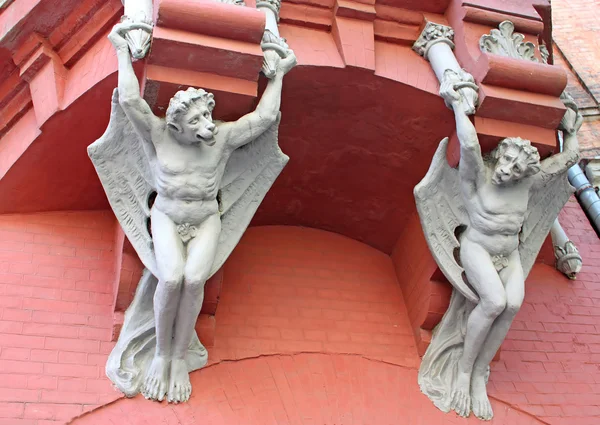 Arkitekturen demon med vingar på väggen i huset i kiev, Ukraina — Stockfoto