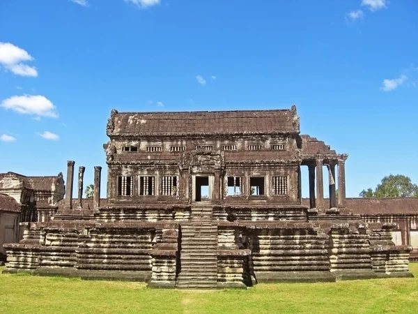 Древний буддийский кхмерский храм в комплексе Ангкор-Ват, Камбоджа — стоковое фото