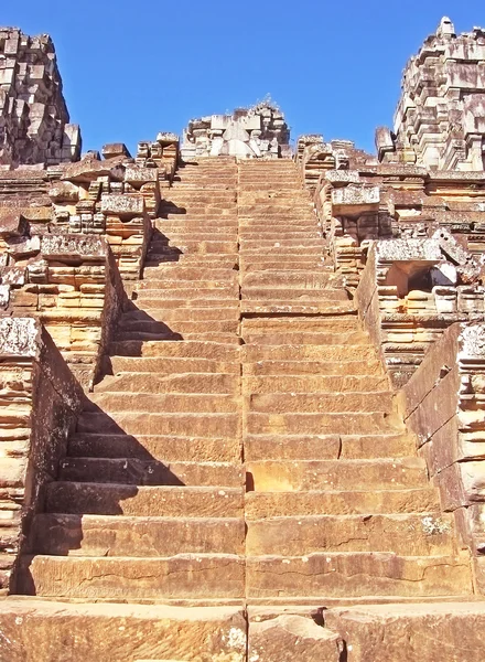Древний буддийский кхмерский храм в комплексе Ангкор-Ват, Камбоджа — стоковое фото