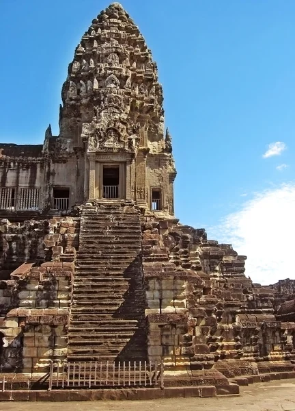 Antiguo templo khmer budista en el complejo Angkor Wat, Camboya — Foto de Stock