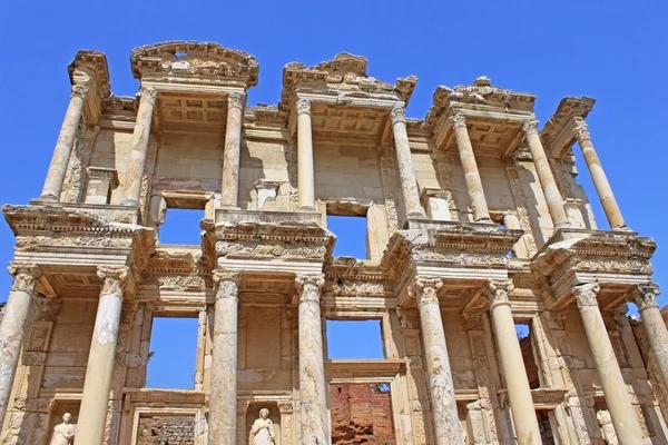 Les restes de l'énorme bibliothèque de Celsus dans la ville d'Eph — Photo