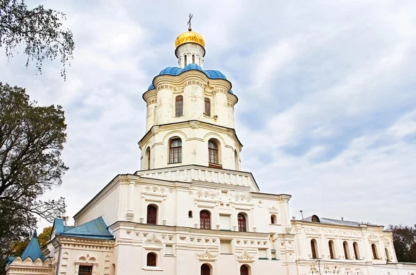 Ancienne cathédrale orthodoxe de la Toussaint dans la ville historique Chernigo — Photo