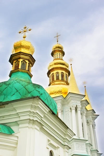 Cúpulas de igreja de Natividade da Virgem Santa em Kiev Pechersk — Fotografia de Stock