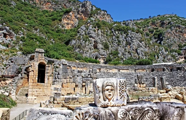 Masque, tombes rupestres et théâtre antique à Myra, Turquie — Photo