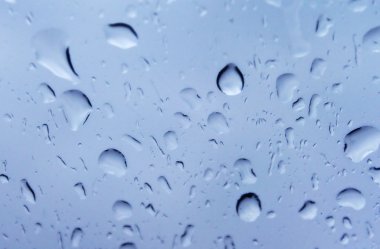 Su bardağa düşer.