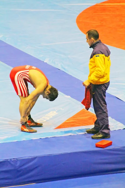 KYIV, UCRANIA - 16 DE FEBRERO: Arsen Yedigarov (Ucrania) descansa con su entrenador durante 19 Torneo Internacional de lucha libre 16 de febrero 2013 en Kiev, Ucrania — Foto de Stock