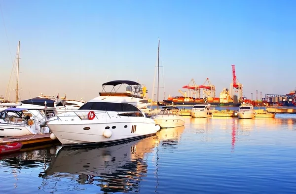 Yachten am Liegeplatz im Schwarzen Meer am Morgen, Odessa, Ukraine — Stockfoto