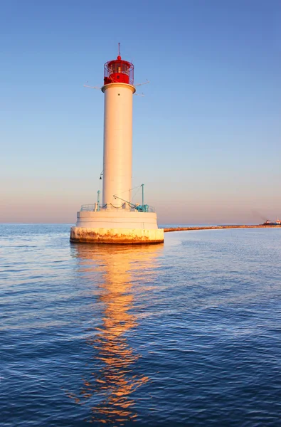 オデッサのオペレーティング灯台。ウクライナ。黒海 — ストック写真