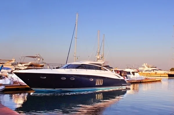 Yachts sur la couchette dans la mer Noire le matin, Odessa, Ukraine — Photo