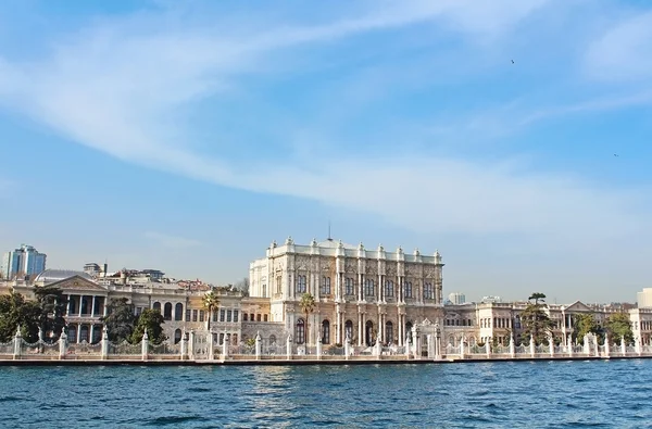 Palacio Dolmabahce cerca del Bósforo en Estambul —  Fotos de Stock