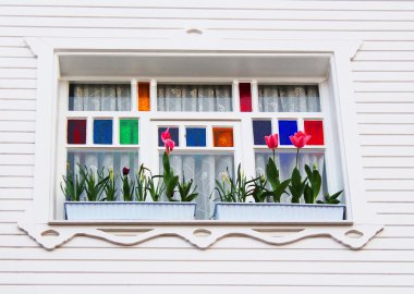 venster in witte huis