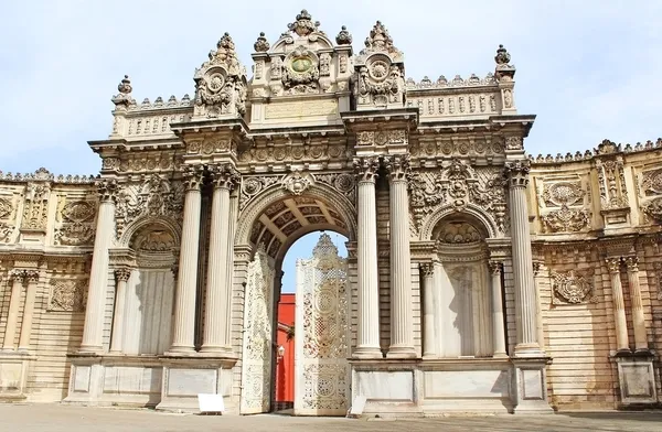 Sultanens port, Dolmabahce-palatset, Istanbul, Turkiet — Stockfoto