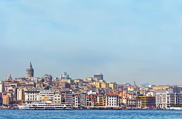 Beyoglu 区历史悠久的体系结构和加拉塔的塔-mediev — 图库照片