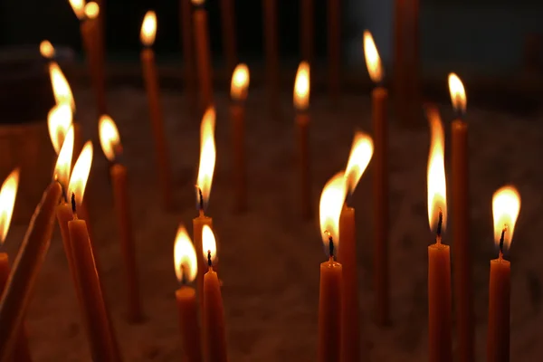 Вотивные свечи в церкви — стоковое фото