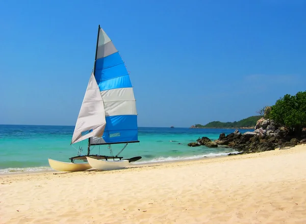 Segel-Katamaran am Ufer in Koh Larn, in der Nähe von Pattaya, Thailand — Stockfoto